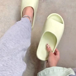 Lorlie GIVE ME FESTIVE GREEN RUBBER SLIDE