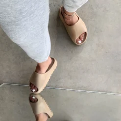 Lorlie EASY BREEZY MOCHA RUBBER SLIDE