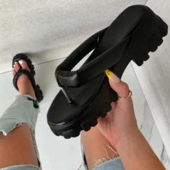 Lorlie DEEP THOUGHTS BLACK THONG SLIDE